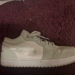 AIR JORDAN 1 LOW SE GS
"Grey Camo Swoosh"